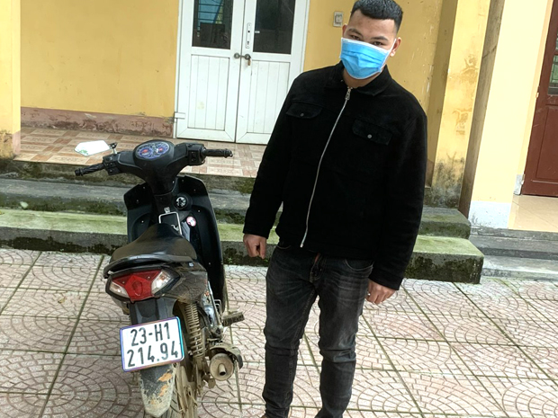 Nguyễn Văn Huỳnh và phương tiện vi phạm.