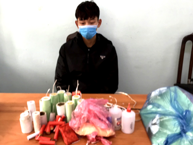 Đối tượng Lý Ngọc Thuyên và tang vật dùng để sản xuất pháo nổ trái phép.