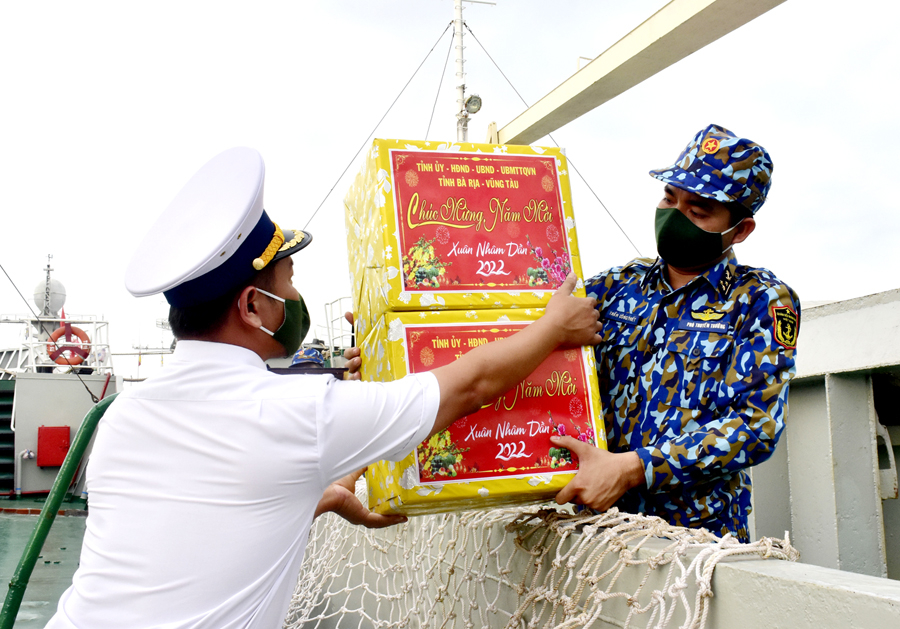 Chuyển quà Tết xuống tàu đi DK1.
