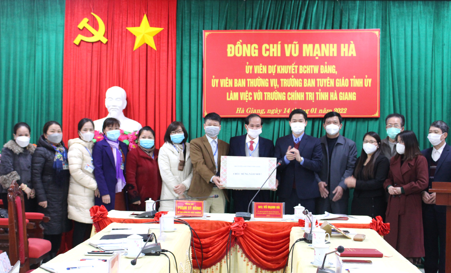 Nhân dịp năm mới 2022, đồng chí Vũ Mạnh Hà, Ủy viên dự khuyết BCH Trung ương Đảng, Uỷ viên BTV Tỉnh ủy; Trưởng Ban Tuyên giáo Tỉnh ủy tặng quà cho Trường Chính trị tỉnh