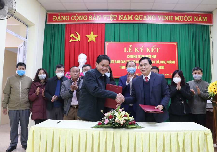 Đại diện lãnh đạo Ban Dân tộc tỉnh và UBMTTQ tỉnh ký kết chương trình phối hợp