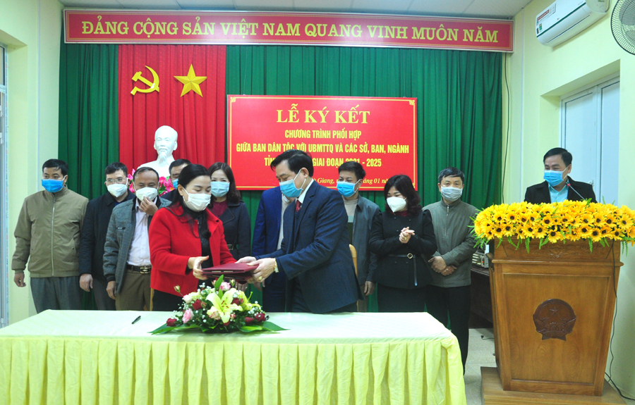 Đại diện lãnh đạo Ban Dân tộc tỉnh và Hội LHPN tỉnh ký kết chương trình phối hợp 
