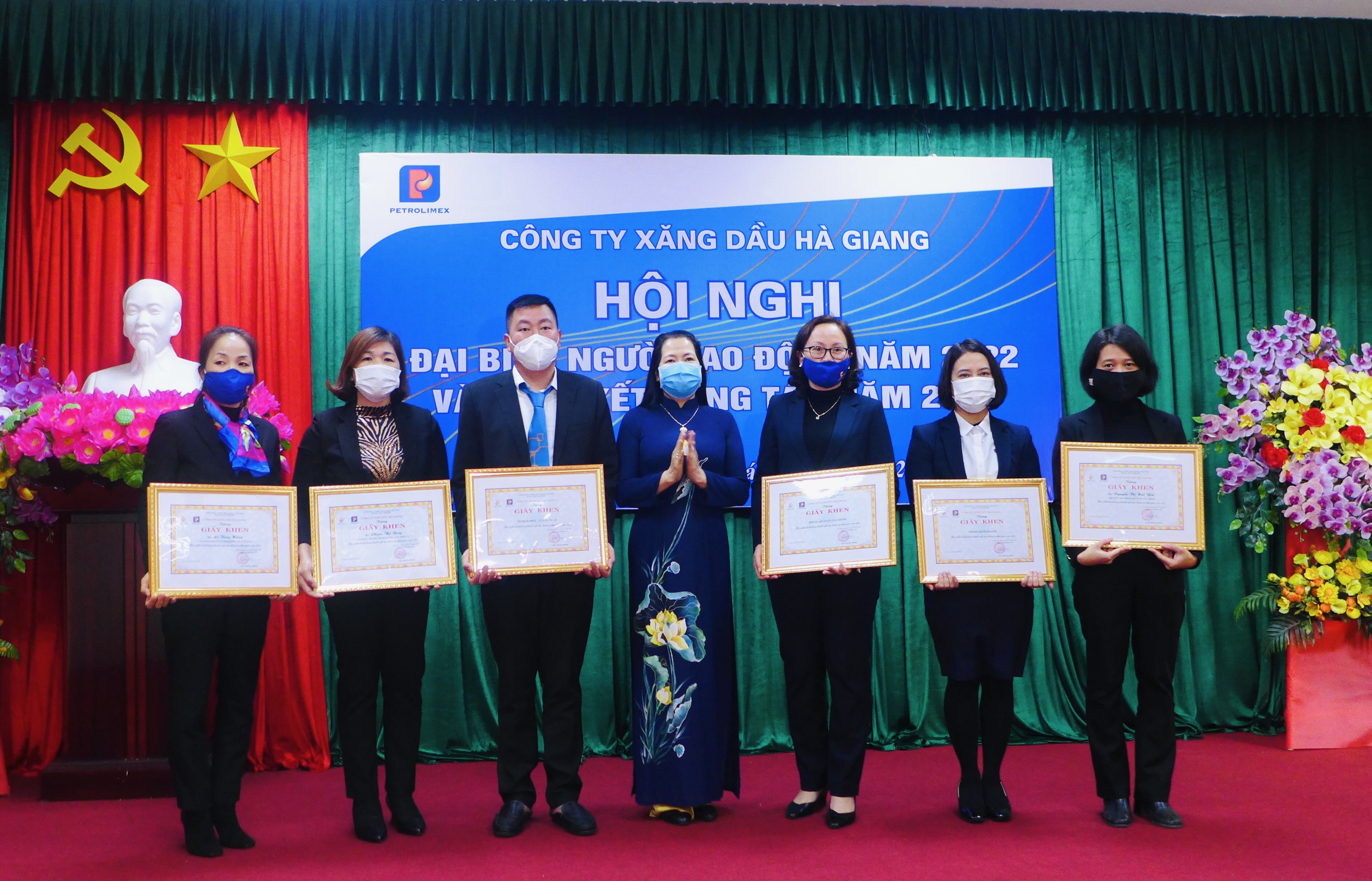 Lãnh đạo Liên đoàn Lao động tỉnh trao danh hiệu Chiến sỹ thi đua cho 3 cá nhân hoàn thành xuất sắc nhiệm vụ trong công tác năm 2021