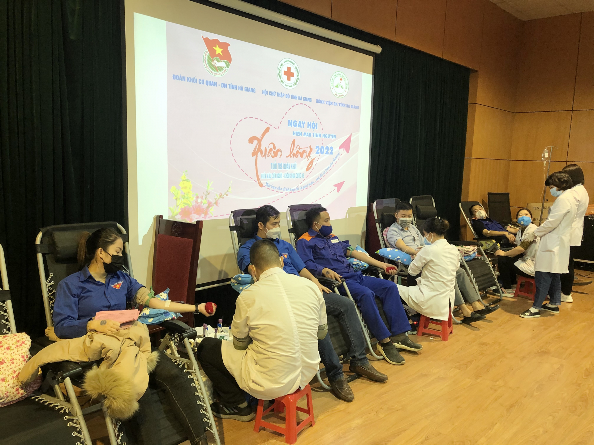 Các tình nguyện viên hiến máu