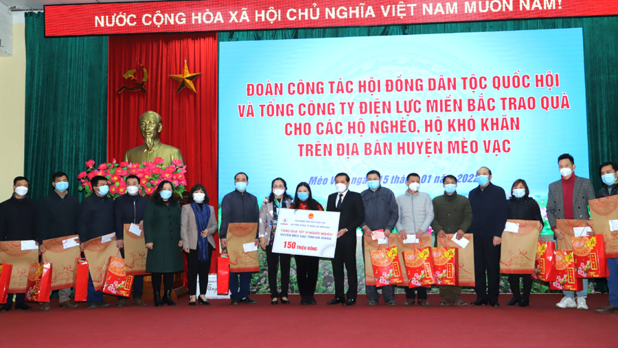 Phó Chủ tịch Hội đồng Dân tộc của Quốc hội, Trần Thị Hoa Ry; đại diện Tổng Công ty Điện lực Miền Bắc và Phó Trưởng đoàn chuyên trách Đoàn ĐBQH khóa XV đơn vị tỉnh Hà Giang, Lý Thị Lan trao quà cho lãnh đạo huyện Mèo Vạc và các xã, thị trấn.