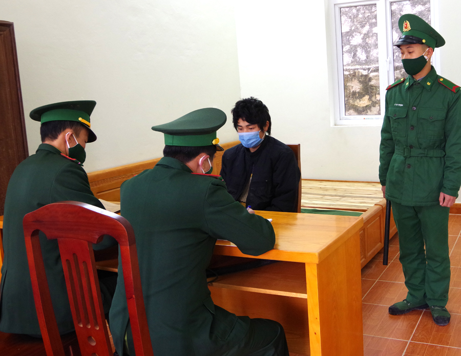 Đồn Biên phòng Bạch Đích lấy lời khai đối tượng Mua Mí Tủa.