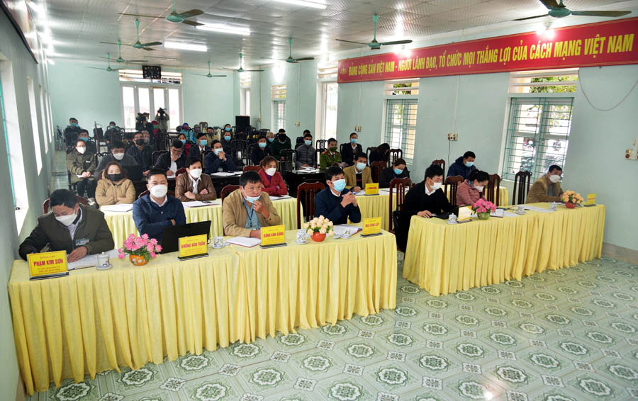 Cử tri tham dự buổi tiếp xúc.