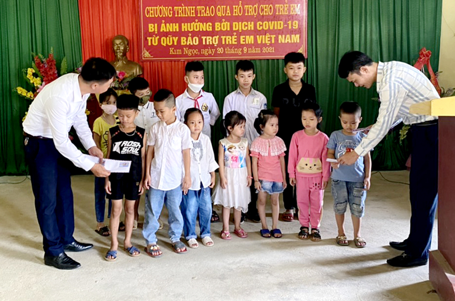 Trao quà hỗ trợ các em nhỏ ở những gia đình gặp khó khăn do dịch Covid - 19. 