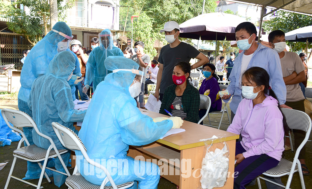 Cán bộ y tế Bệnh viện Đa khoa tỉnh lấy thông tin các trường hợp có liên quan đến ca bệnh mắc Covid-19 tại xã Yên Hoa.
