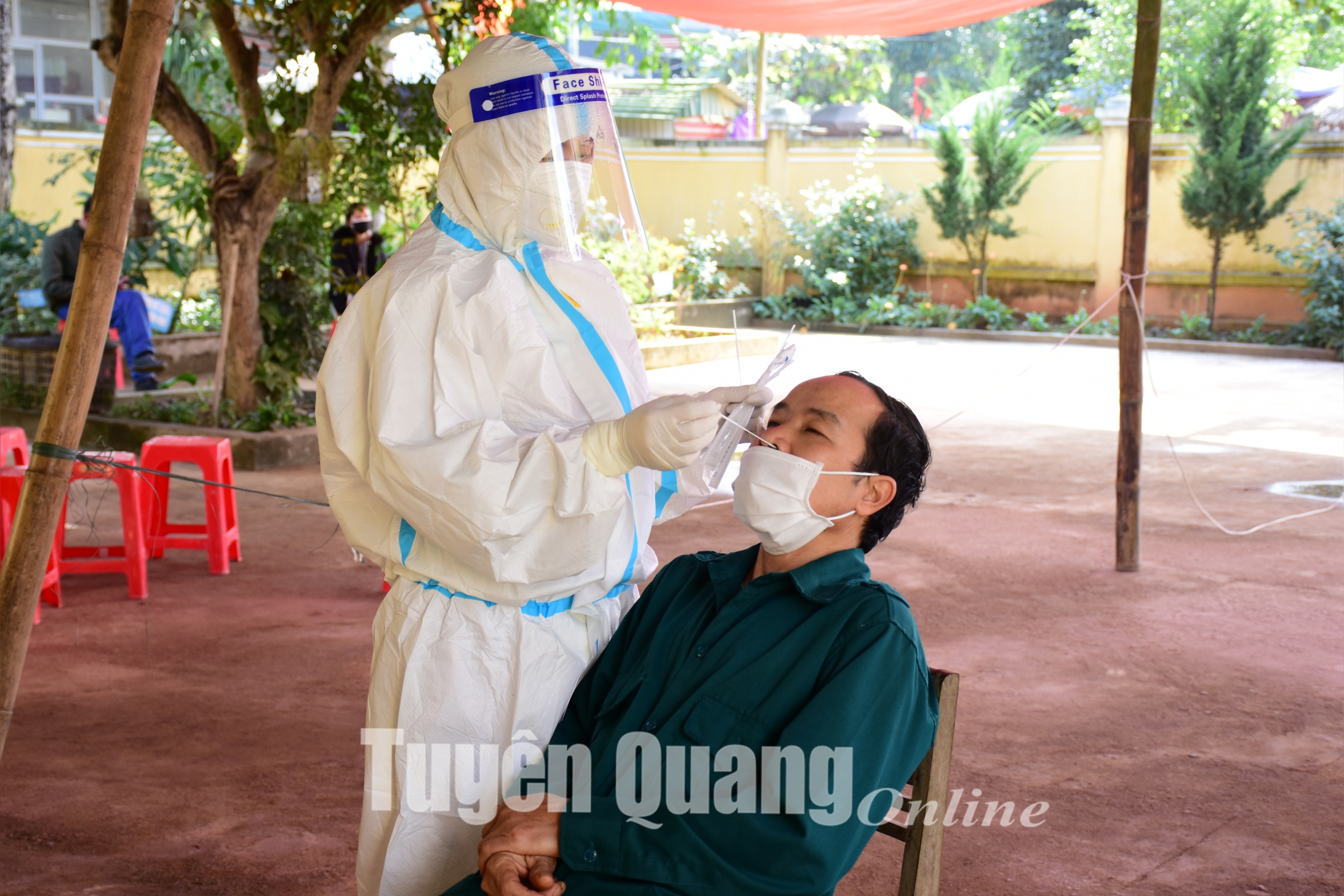 Cán bộ y tế xã Minh Dân (Hàm Yên) lấy mẫu xét nghiệm trường hợp liên quan ca mắc trên địa bàn.