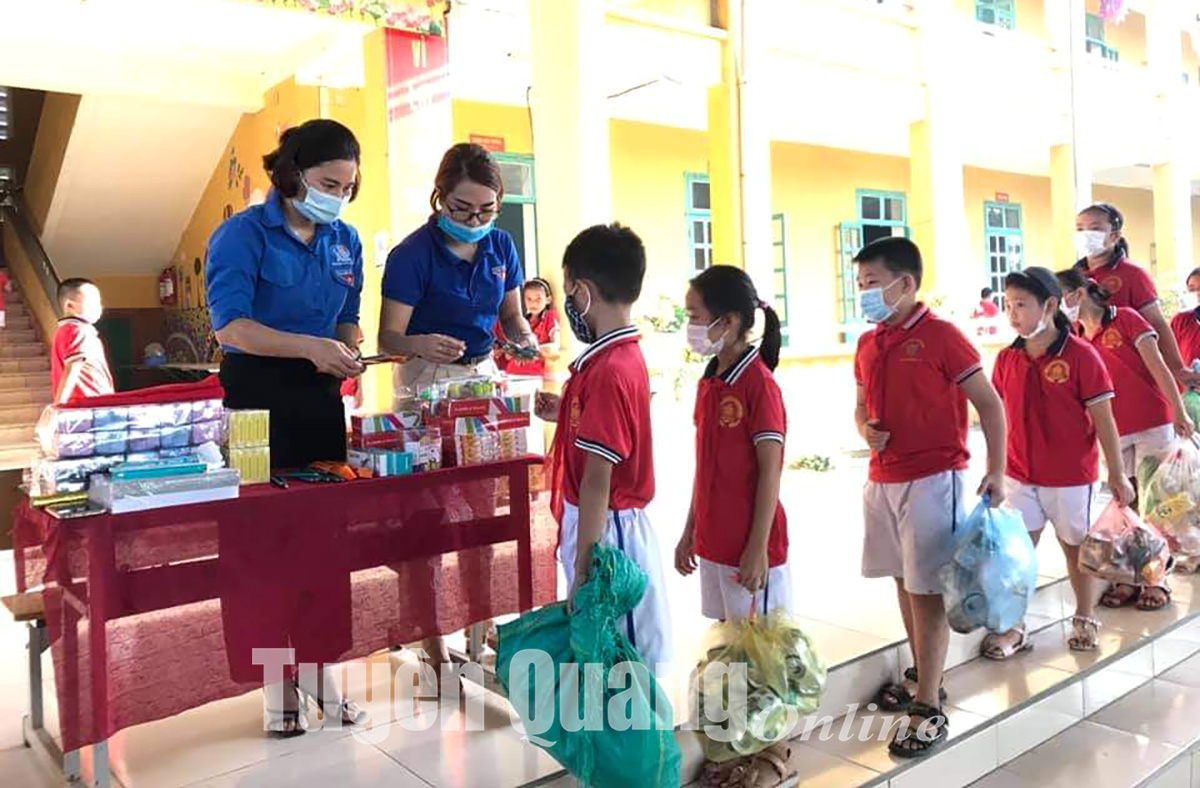 Đoàn Thanh niên xã Kim Phú đổi đồ dùng học tập lấy rác thải nhựa tại Liên đội Trường Tiểu học Kim Phú.