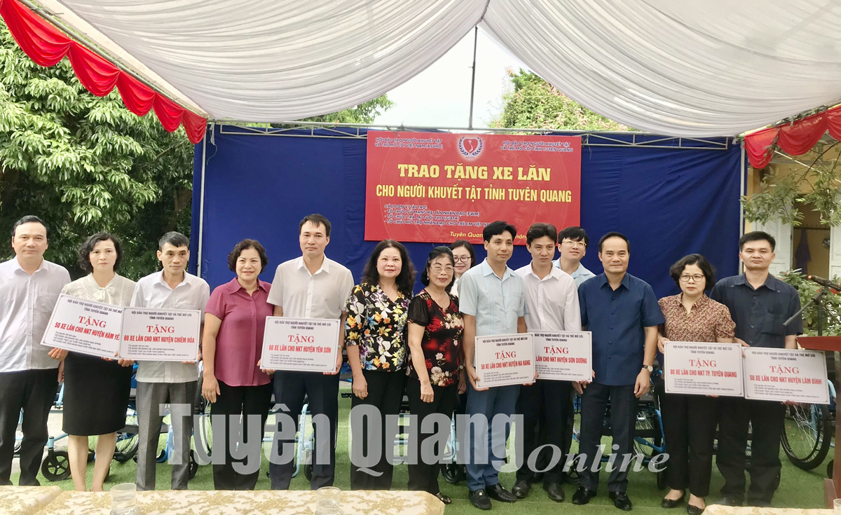 Trao tặng 400 xe lăn cho người khuyết tật vận động tỉnh Tuyên Quang
