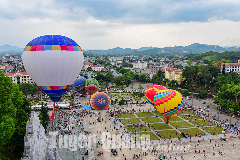Hàng nghìn người dân và du khách đổ về Quảng trường Nguyễn Tất Thành xem khinh khí cầu