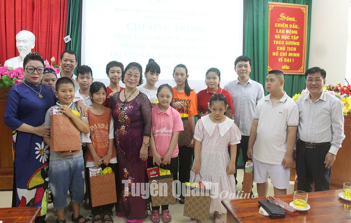 Tỉnh Hội Tuyên Quang tặng đồ dùng học tập cho học sinh khuyết tật 
