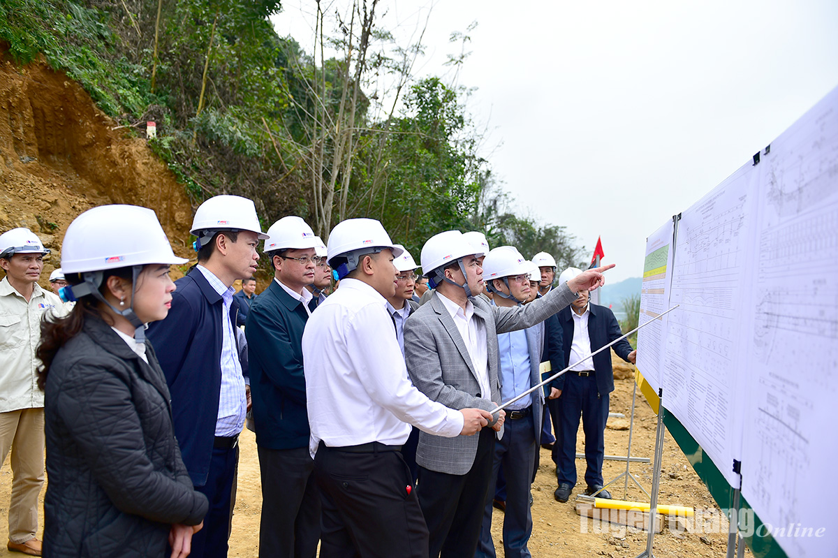 Các đồng chí lãnh đạo tỉnh kiểm tra tiến độ thi công đường cao tốc Tuyên Quang - Hà Giang