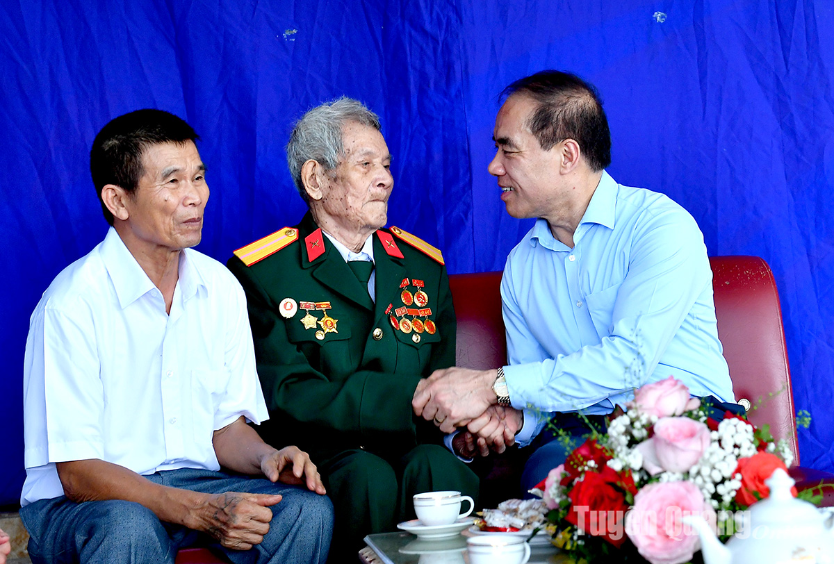 Đồng chí Bí thư Tỉnh ủy Chẩu Văn Lâm trao Huy hiệu Đảng tại thị trấn Yên Sơn